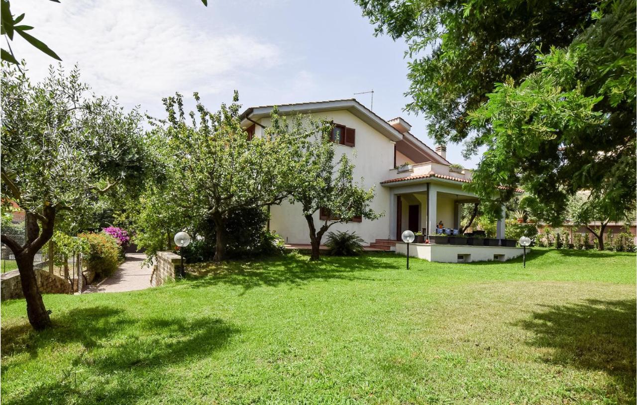 Cozy Home In Anguillara Sabazia With Kitchenette Exterior photo